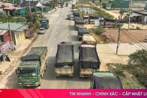 Xe vô tư dừng đỗ - người đi đường bất an