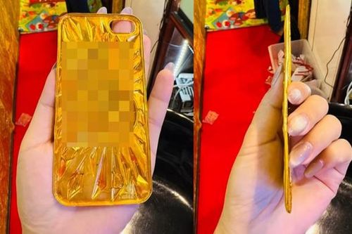 Trúng ốp điện thoại bằng vàng, vị khách mang đi kiểm tra thì sốc nặng