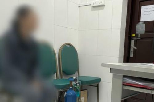 Nữ sinh mang bình khí cười đi khám tâm thần khiến bác sĩ bất ngờ