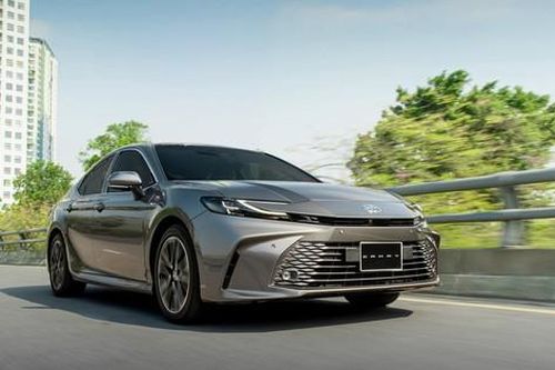 Toyota Camry đạt doanh số kỷ lục tháng cuối năm 2025
