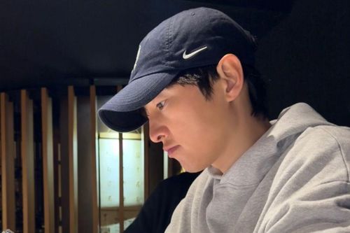 Ảnh giản dị của Song Joong Ki trên đường phố gây sốt