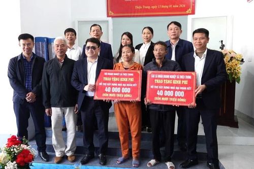Xã Thiệu Trung trao kinh phí hỗ trợ xây nhà cho hộ có hoàn cảnh khó khăn
