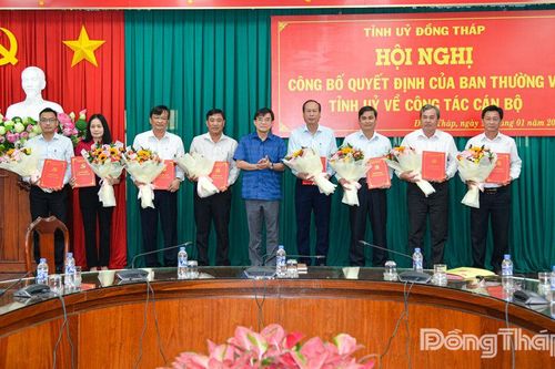 Đồng Tháp: Trao quyết định cho 15 đồng chí Chủ tịch UBND cấp xã không là người địa phương