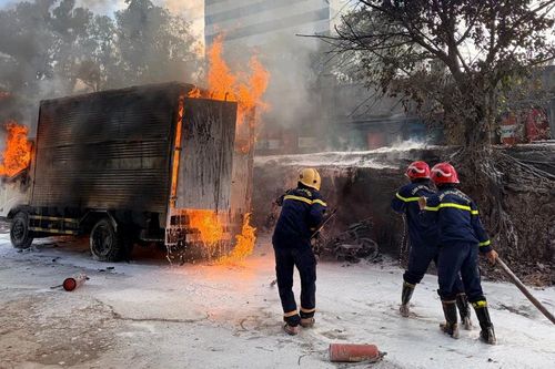 Kịp thời dập tắt đám cháy xe tải trong cây xăng ở đường Lê Duẩn