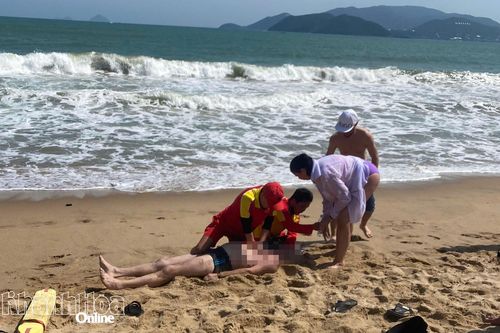 Cứu du khách Nga bất tỉnh khi tắm biển trong lúc sóng lớn