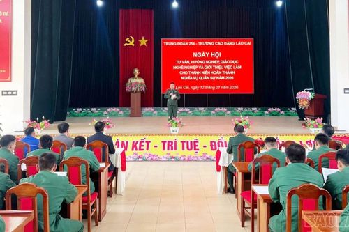 Trung đoàn 254 phối hợp với Trường Cao đẳng Lào Cai tư vấn hướng nghiệp, giới thiệu việc làm cho chiến sĩ chuẩn bị xuất ngũ