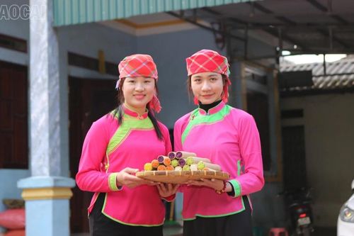 'Giữ lửa' nghề làm cơm lam của người Giáy thôn Ún Tà