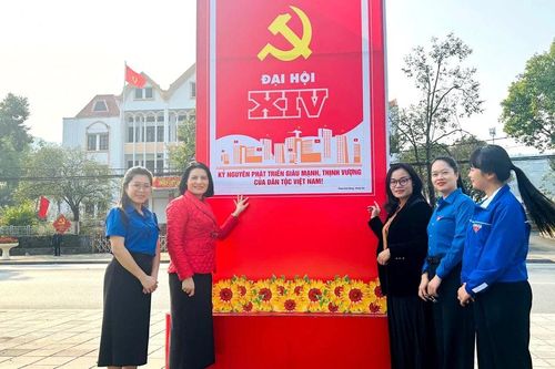 Các phường Lào Cai, Cam Đường: Đẩy mạnh tuyên truyền trực quan chào mừng Đại hội XIV của Đảng