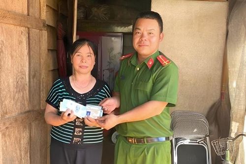 Công an phường Bắc Gia Nghĩa trao trả tài sản đánh rơi cho người dân