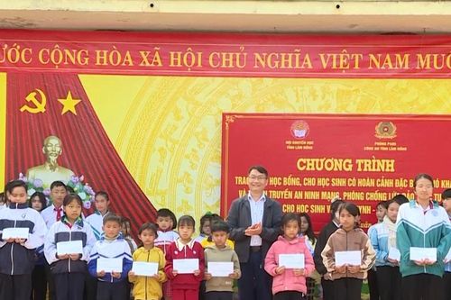 Trao học bổng, tuyên truyền an ninh mạng cho học sinh phía Tây Lâm Đồng