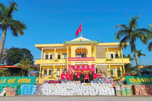 Tặng quà cho đồng bào dân tộc thiểu số ở khu vực biên giới xã A Dơi