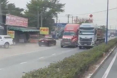 Công an TP.HCM xác minh vụ ô tô 4 chỗ chạy ngược chiều trên làn xe máy