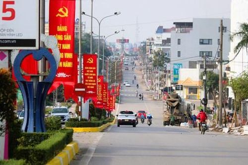Công trình cải tạo vỉa hè đường Hùng Vương ở Quảng Trị gấp rút hoàn thiện để về đích