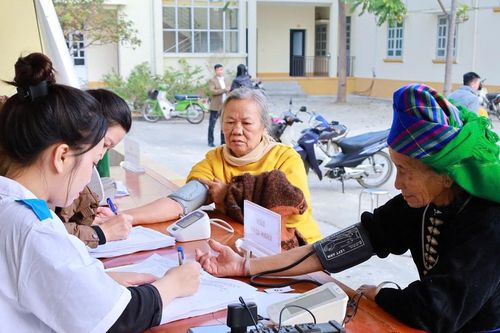 Trường Cao đẳng Kỹ thuật Y dược Hà Nội thăm khám, tư vấn chăm sóc sức khỏe và cấp phát thuốc miễn phí cho bà con xã Liên Sơn