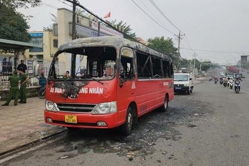 Xe đưa rước công nhân bất ngờ bị cháy