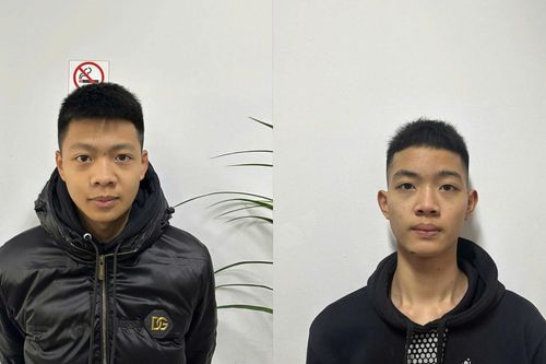 Bắt nhóm thanh thiếu niên xịt hơi cay cướp xe máy ở Hà Nội