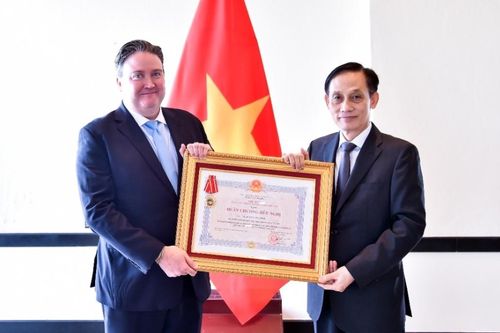 Trao Huân chương Hữu nghị cho Đại sứ Hoa Kỳ Marc Knapper