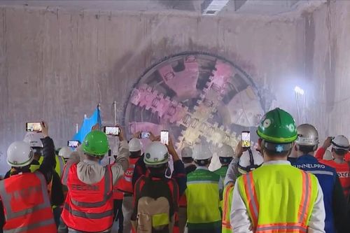 Máy đào hầm số 2 tuyến metro Nhổn đã đến ga S11