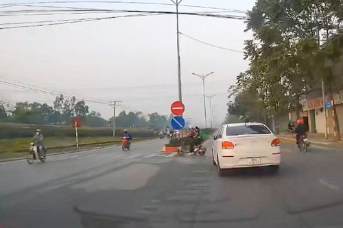 Nguy hiểm khi học sinh lao ra đường không quan sát