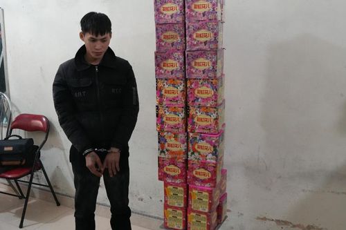 Bắt giữ đối tượng vận chuyển 53 kg pháo hoa nổ trái phép
