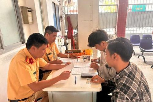 Xử lý hai thanh niên cản trở CSGT tại phường Bảy Hiền