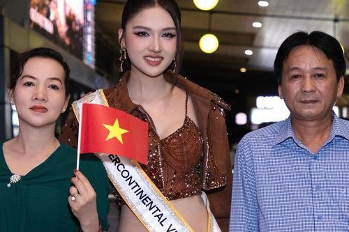 Bố mẹ Á hậu Thu Ngân gây chú ý khi xuất hiện tại sân bay