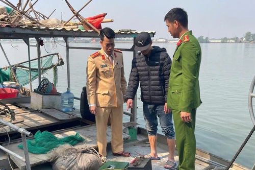 Liên tiếp bắt giữ 2 vụ khai thác thủy sản bằng công cụ kích điện trên sông Văn Úc