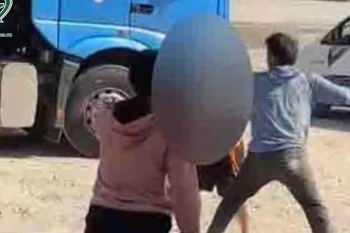 Xác minh clip 2 tài xế xe ben đánh nhau chảy máu trong mỏ đá, đám đông thờ ơ đứng nhìn