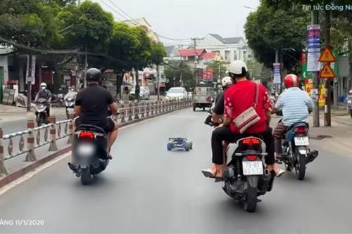 Phạt thanh niên vừa đi xe máy vừa điều khiển ô tô mô hình trên phố