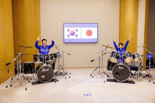 Thủ tướng Nhật và Tổng thống Hàn chơi trống sau hội đàm