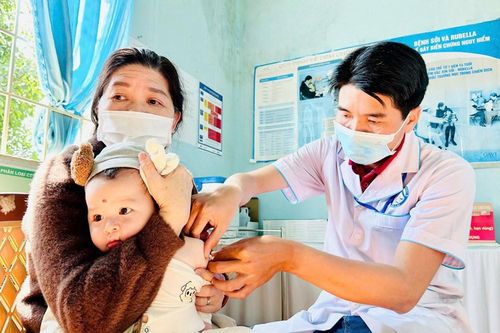 'Cánh tay nối dài' chăm sóc sức khỏe buôn làng