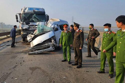 Khắc phục hậu quả vụ tai nạn giao thông nghiêm trọng ở Thanh Hóa