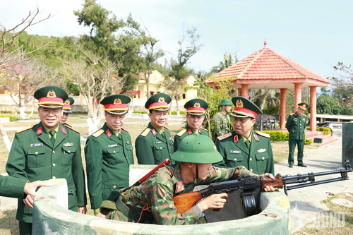 Tích cực luyện tập các phương án sẵn sàng chiến đấu, bảo vệ đơn vị