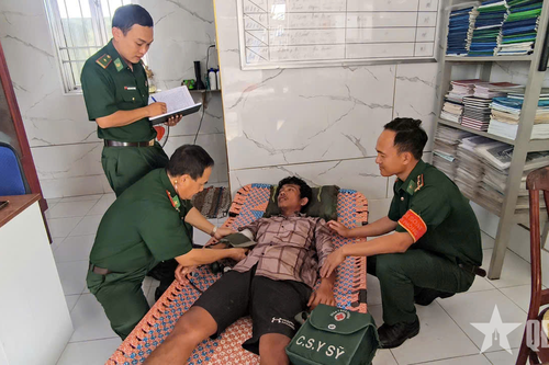 Cà Mau: Kịp thời ứng cứu 3 ngư dân gặp nạn trên biển
