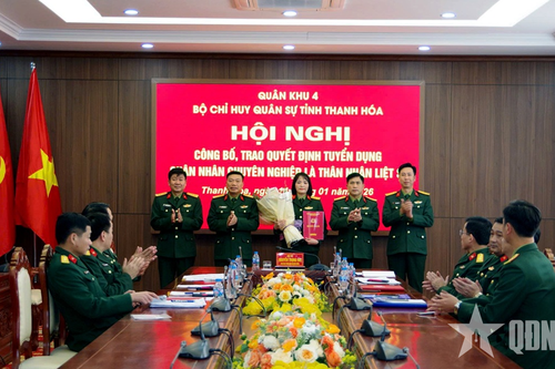 Bộ CHQS tỉnh Thanh Hóa công bố quyết định tuyển dụng vợ liệt sĩ Lê Xuân Quân