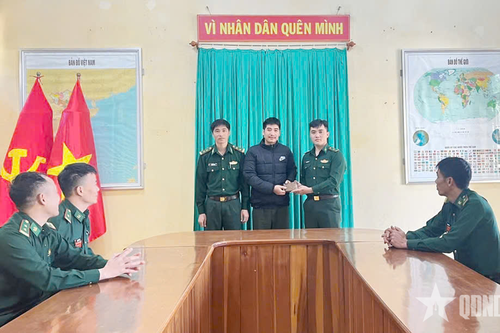 Bộ đội Biên phòng tỉnh Lâm Đồng trao trả tài sản cho người đánh mất