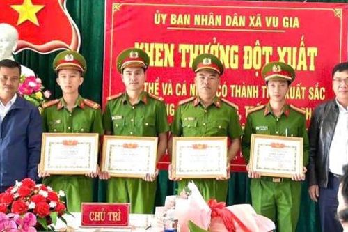 Công an xã Vu Gia được khen thưởng đột xuất