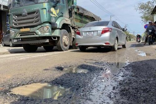 Xe tải cày nát tỉnh lộ 607B, mưa bụi tra tấn người dân