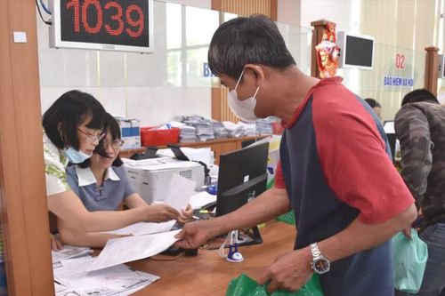 Người dân 'đổ xô' đăng ký lại nơi khám, chữa bệnh ban đầu