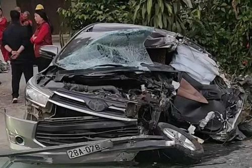 Xe con bẹp dúm sau va chạm xe tải ở Phú Thọ