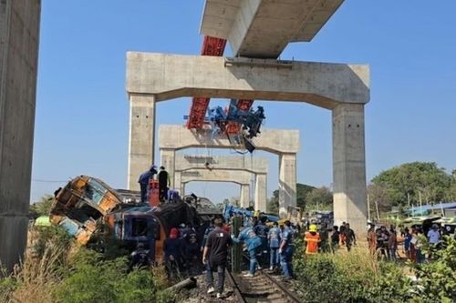 Tai nạn thảm khốc tại Thái Lan: Cần cẩu đổ sập làm trật bánh tàu hỏa, ít nhất 22 người thiệt mạng