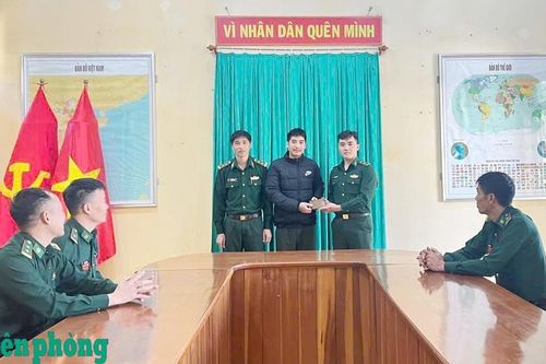 Cán bộ Biên phòng nhặt được của rơi, trao trả lại cho người đánh mất