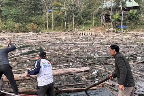 Rác gỗ vây kín lòng hồ thủy điện, hàng trăm người chung tay mở đường cho học sinh đến trường