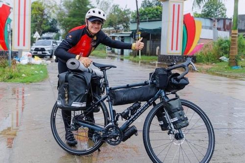 Lý do khiến ông Tây 54 tuổi bán tài sản, đạp xe hơn 22.000km đến Việt Nam