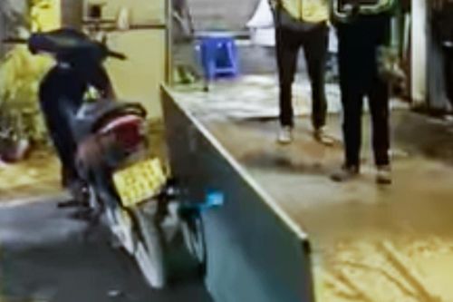 Hà Nội: Người đàn ông mang cánh cửa chặn ngang đường, thách thức tài xế ô tô