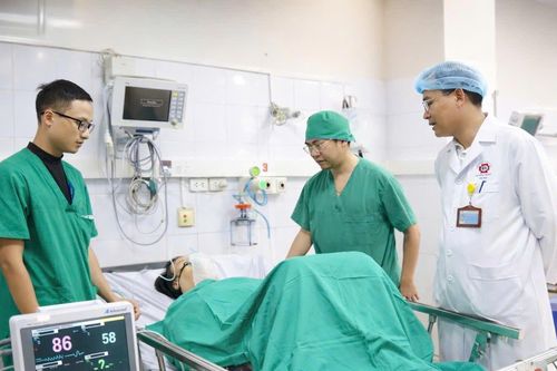 2 giờ chạy đua cấp cứu bệnh nhân nhảy cầu Bãi Cháy