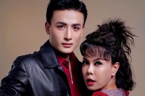 Phó giáo sư Tân Nhàn trẻ trung ở tuổi 44, Việt Hương thân mật với trai trẻ