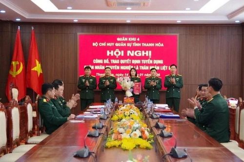 Trao Quyết định tuyển dụng quân nhân chuyên nghiệp cho thân nhân liệt sỹ