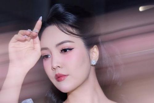 Á hậu Thụy Vân nổi bật với phong cách mới ở tuổi U40