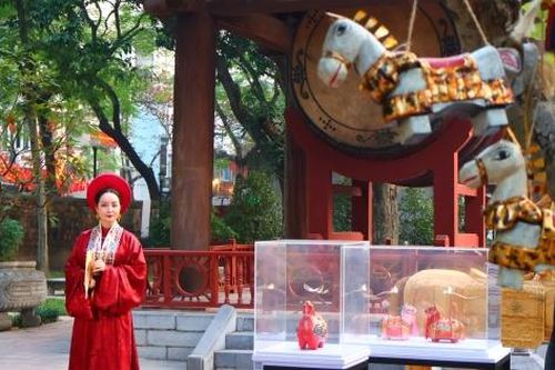 Chiêm ngưỡng ngựa điêu khắc độc bản từ rừng sâu đổ bộ Văn Miếu